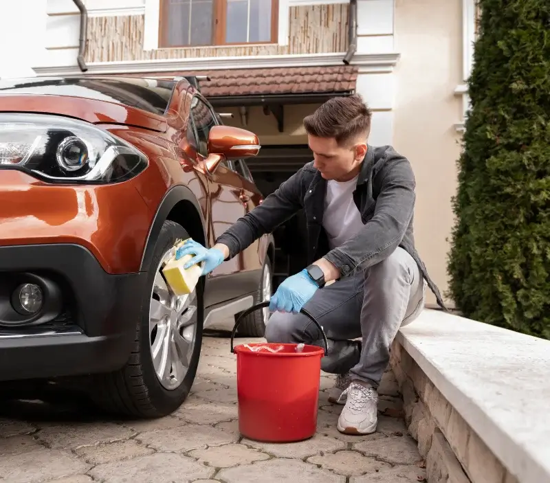 Lavage auto à domicile Ecquevilly : professionnel intervenant sur un véhicule